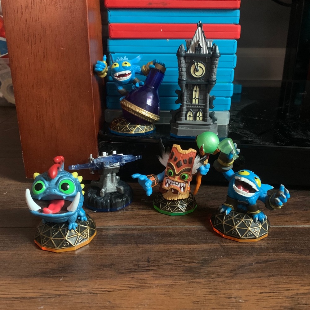 Sky lander figures with buildings